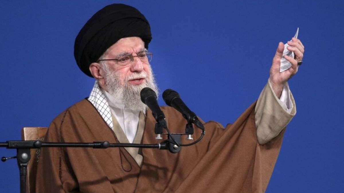 Ayatollah Ali Khamenei: इस्लामिक क्रांति, ईरान पर एकछत्र राज और अमेरिका से अदावत, पढ़िए सुप्रीम लीडर अयातुल्ला अली खामेनेई की कहानी