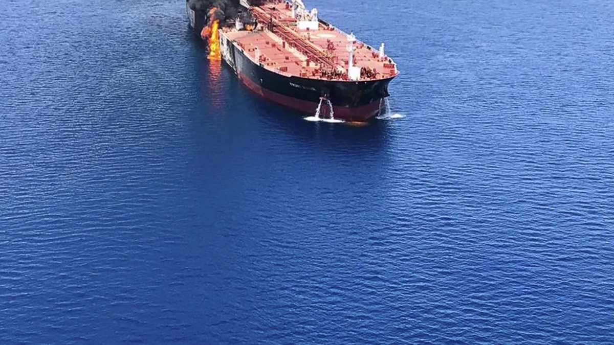 दुबई में बंदरगाह के पास ईरान ने कर दिया अटैक, तेल से लदे कुवैत के टैंकर में लगी आग