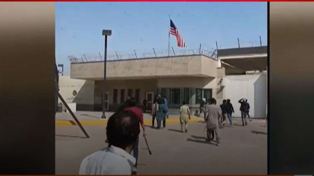 कराची में अमेरिकी कॉन्सुलेट पर हमला, खामेनेई की मौत के विरोध में पाकिस्तान में भड़की हिंसा; देखें आगजनी का Video