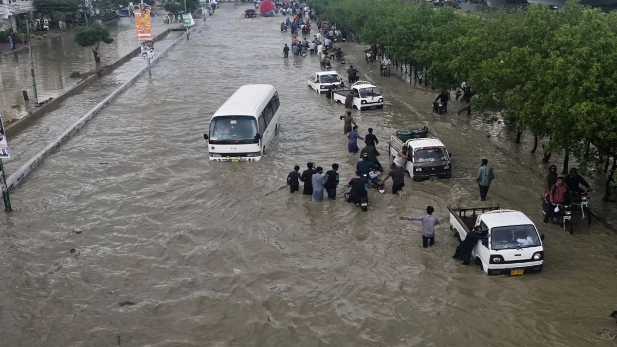 पाकिस्तान के कराची में भारी बारिश और आंधी-तूफान ने मचाया कोहराम, 19 लोगों की गई जान