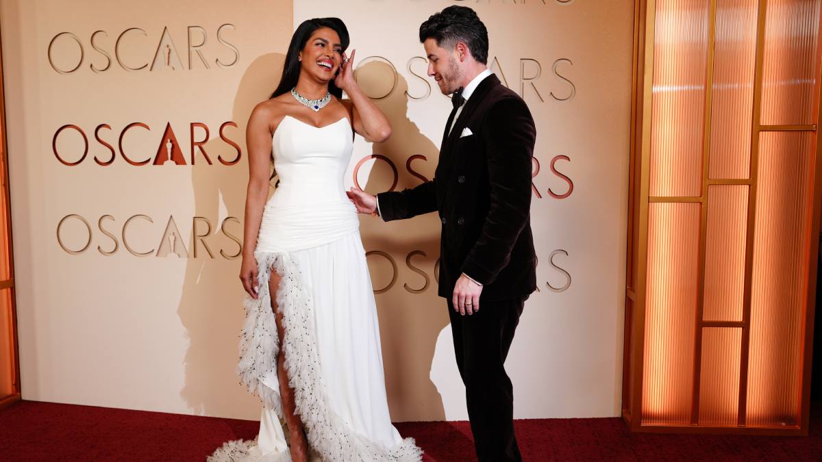 Oscars 2026: व्हाइट स्ट्रैपलेस गाउन में नहीं चला देसी गर्ल प्रियंका चोपड़ा का जादू, फैंस को नहीं भाई हाई स्लिट फेदर ड्रेस, करने लगे अजब-गजब बातें