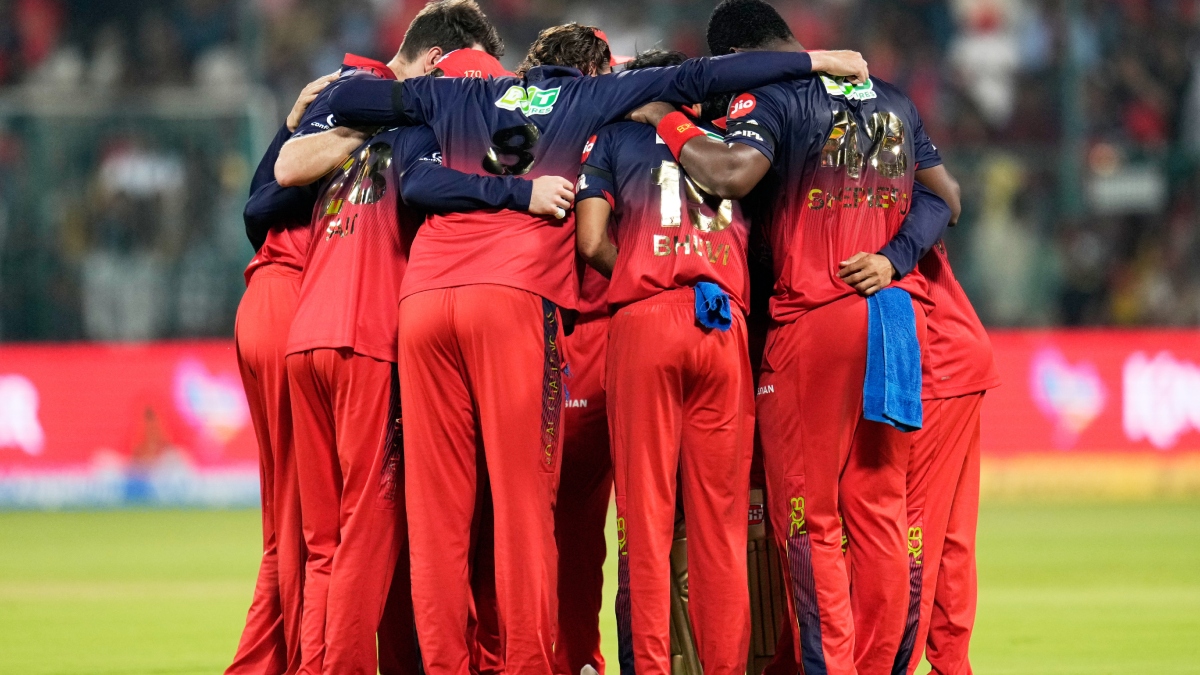 RCB vs SRH: पहले मुकाबले में काली पट्टी पहनकर उतरी आरसीबी की टीम, जानें क्या है इसके पीछे का कारण