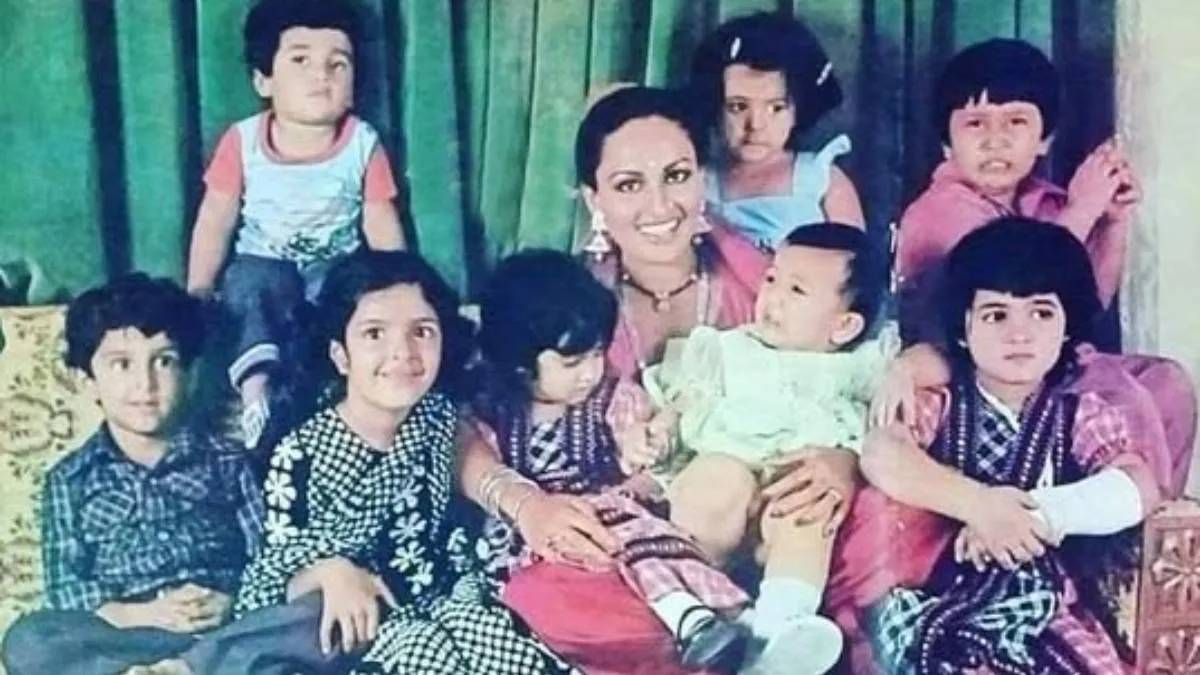 बच्चों से घिरी रीना रॉय की तस्वीर, आठों हैं स्टारकिड, किसी के कब्जे में पूरा बॉलीवुड कोई कहलाता सुपरस्टार