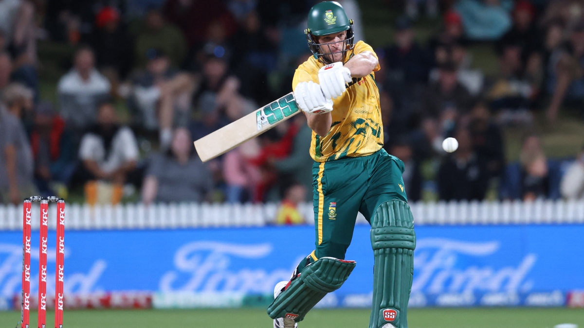 साउथ अफ्रीकी बल्लेबाज ने जड़ा ऐसा छक्का, स्टेडियम पार कर सीधे सड़क पर जाकर गिरी गेंद; देखें VIDEO