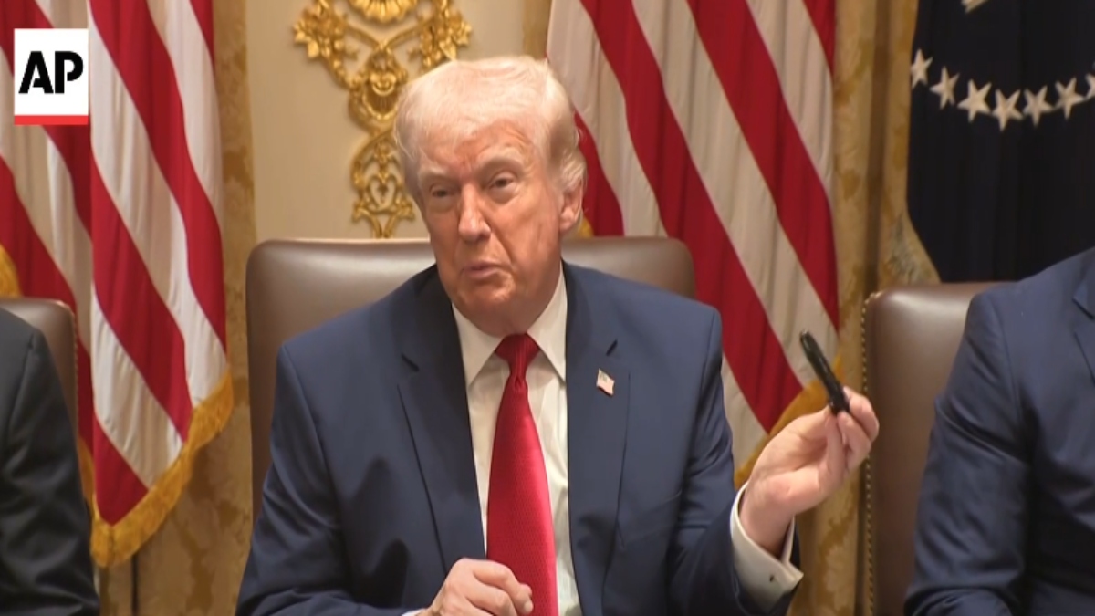 US-Israel-Iran War LIVE: दुबई में सुनी गई धमाकों की आवाज, हेगसेथ बोले- 'ट्रंप की शर्तों पर ही खत्म होगी जंग'