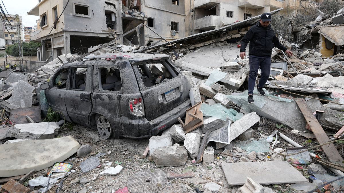 Israel US Iran War Update LIVE: अमेरिका ने बढ़ा दी हमले की तारीख, ईरान से तोहफा मिलने का किया दावा