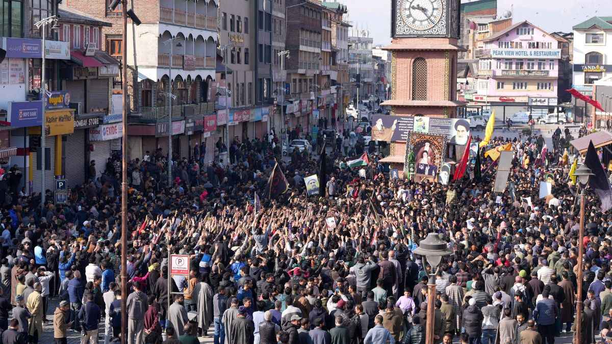 Israel US Strikes in Iran LIVE: खामेनेई की मौत के बाद ईरानी मिसाइलों ने मिडिल-ईस्ट में लगाई आग; दुबई और बहरीन पर बड़ा हमला