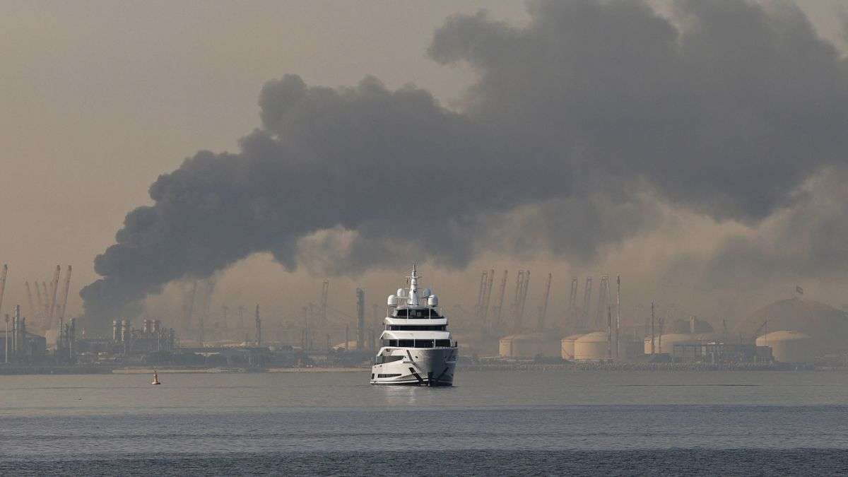 Israel US Strikes in Iran LIVE: खामेनेई की मौत के बाद मिडिल-ईस्ट में ईरानी मिसाइलों का तांडव जारी, आबूधाबी एयरपोर्ट बंद