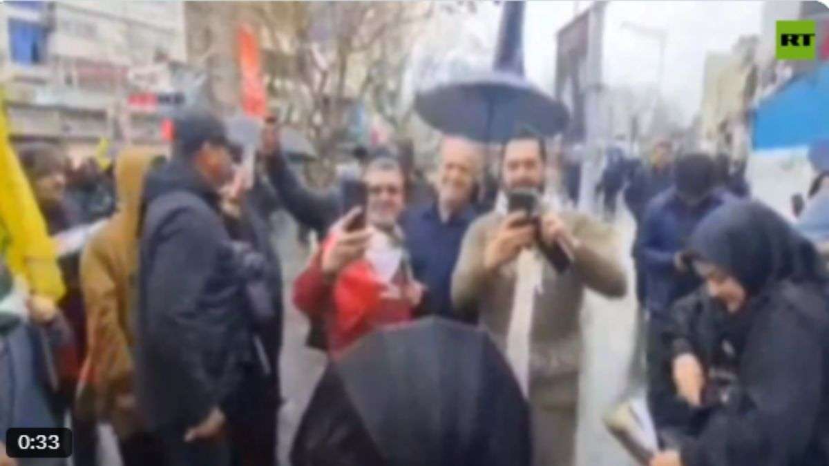 Israel और US के हमलों से बेफिक्र हो प्रदर्शनकारियों के साथ घूमे ईरानी राष्ट्रपति पेजेश्कियन, लोगों ने चूमा माथा...किया सलाम