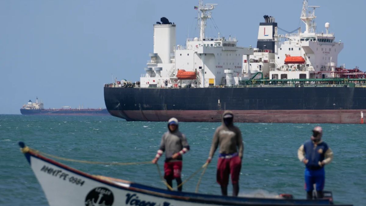 Israel US Iran War: ईरान से युद्ध में फंसे ट्रंप ने वेनेजुएला पर से हटाए तेल प्रतिबंध, वैश्विक आपूर्ति बढ़ाने का प्रयास