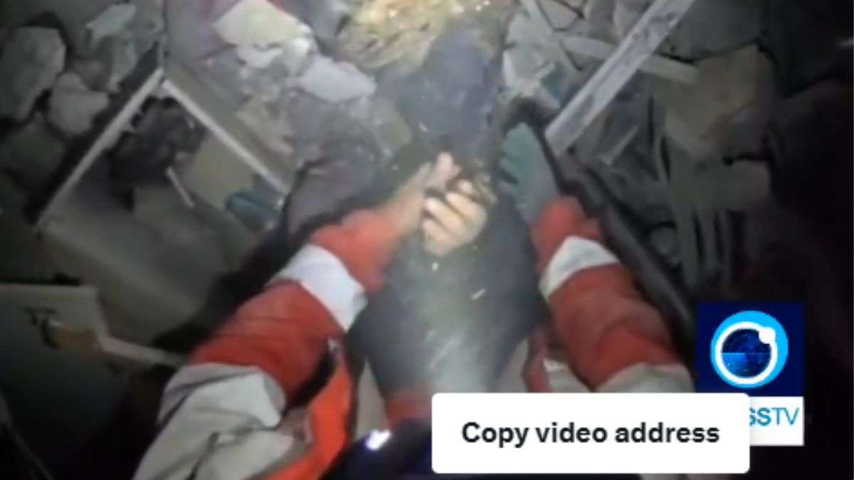 इजरायली हमले में मलबे के नीचे दबी ईरानी मां, रेस्क्यू टीम के पहुंचते अपना दर्द भूल पूछने लगी “मेरा बच्चा, मेरी बेटी” कहां है?