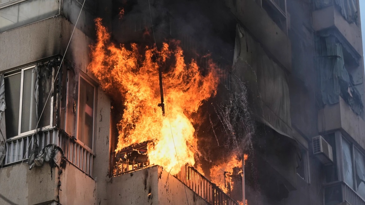 Israel US Iran War Updates LIVE: मध्य पूर्व में भयावह हुई जंग, ईरान ने अब खाड़ी देशों के ऊर्जा ठिकानों को बनाया निशाना