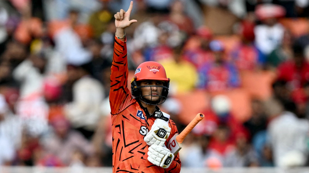 4,4,4,6,6: अभिषेक शर्मा ने रचा इतिहास, महज इतनी गेंदों में ठोका अर्धशतक, अपना ही रिकॉर्ड तोड़ा