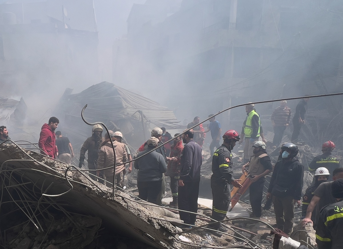 Iran US War live updates: तेहरान में भीषण बमबारी, रिहायशी इमारत पर हुए हमले में  13 लोगों की मौत, शरीफ यूनिवर्सिटी को बनाया निशाना