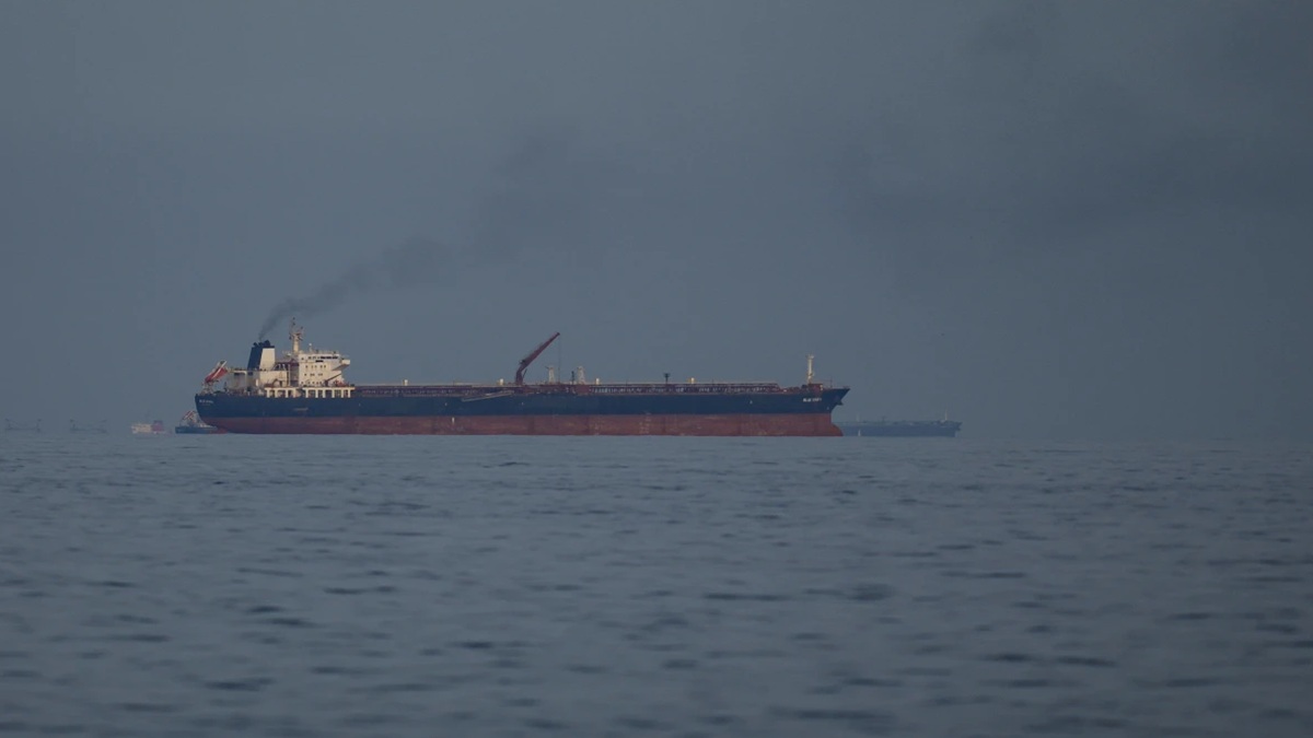 चीनी जहाज होर्मुज पर अमेरिकी नाकाबंदी तोड़ने में नाकाम, UAE से आ रहा था टैंकर; US वॉरशिप की चेतावनी के बाद मुड़ा