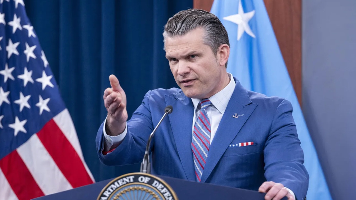 अमेरिकी रक्षा मंत्री पीट हेगसेथ ने किया बड़ा दावा, बोले- 'सीजफायर के लिए गिड़गिड़ाया था ईरान'