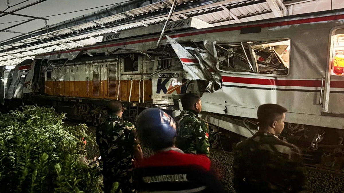 इंडोनेशिया: तेज रफ्तार ट्रेन स्टेशन पर खड़ी ट्रेन के महिला बोगी से टकराई, 4 की मौत, कई यात्री क्षतिग्रस्त डिब्बों के बीच में फंसे