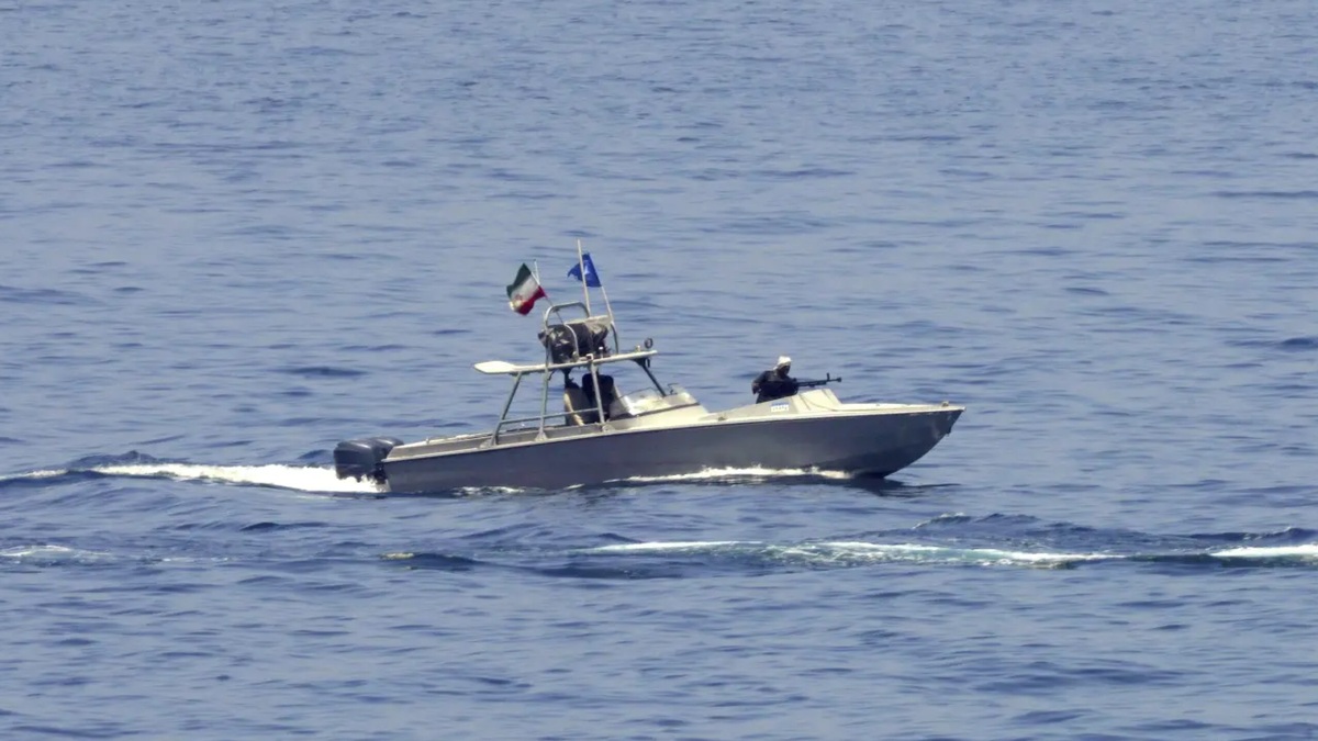 ट्रंप के गोली मारने वाले आदेश के बाद होर्मुज स्ट्रेट में बढ़ा तनाव, जानें किसने कहा- 'हम क्रांतिकारी हैं'