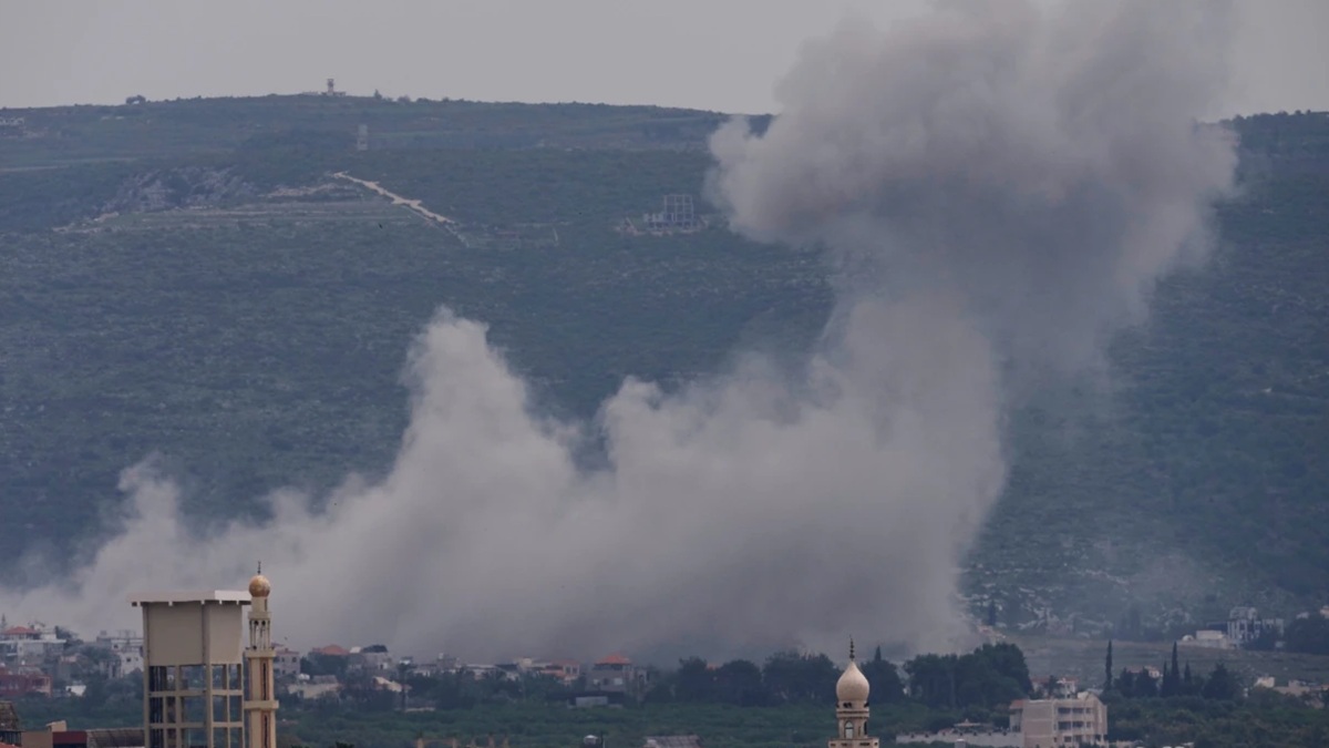 इजरायल ने लेबनान में फिर मचाई तबाही, हिजबुल्लाह के 200 से अधिक ठिकानों पर किए भीषण हमले