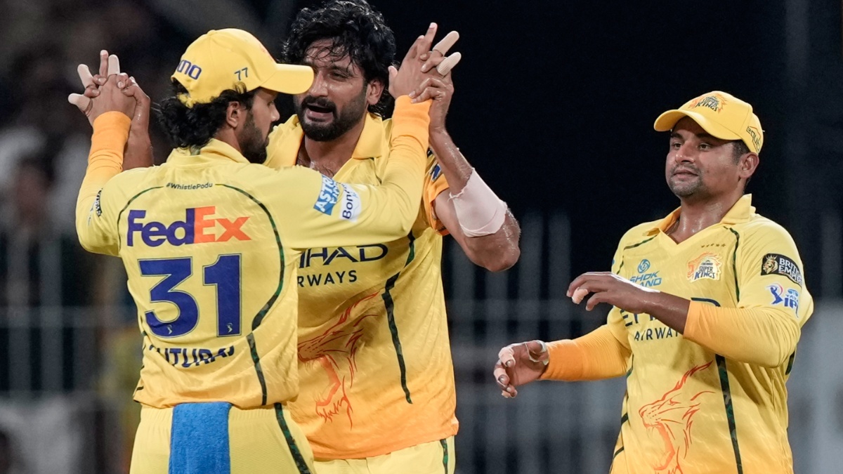 CSK को बीच IPL में लगा करारा झटका, स्टार खिलाड़ी हो गया अचानक बाहर