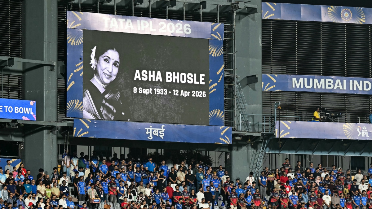 MI vs RCB: आशा भोसले के निधन पर दोनों टीमों के प्लेयर्स ने मौन रख दी उन्हें श्रद्धांजलि, काली पट्टी बांधकर उतरे खेलने