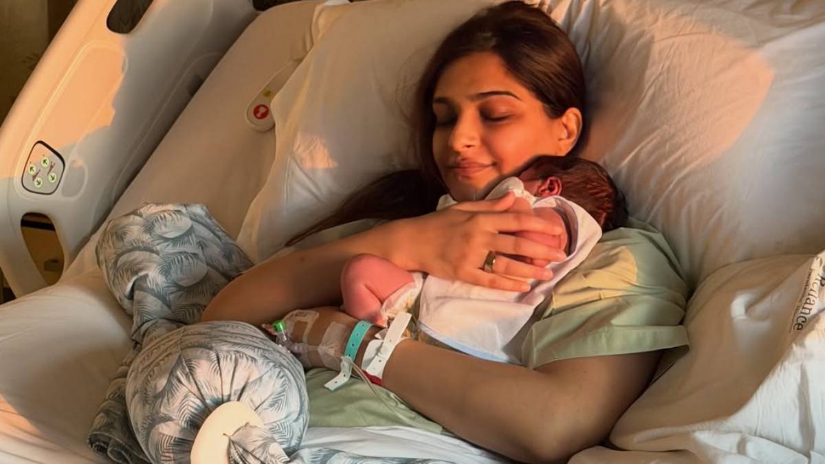 सोनम कपूर ने शेयर की पहली फोटो, नन्हे बेटे को कलेजे से चिपकाए आईं नजर, चेहरे पर दिखा सुकून और खुशी