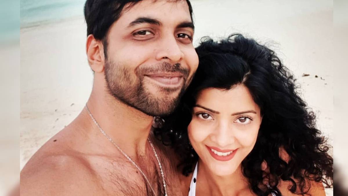 'हथौड़ा त्यागी' की पत्नी को देखा? घुंघराले बाल और प्यारी मुस्कान, खूबसूरती और स्टाइल में बॉलीवुड हसीनाओं को देती हैं टक्कर