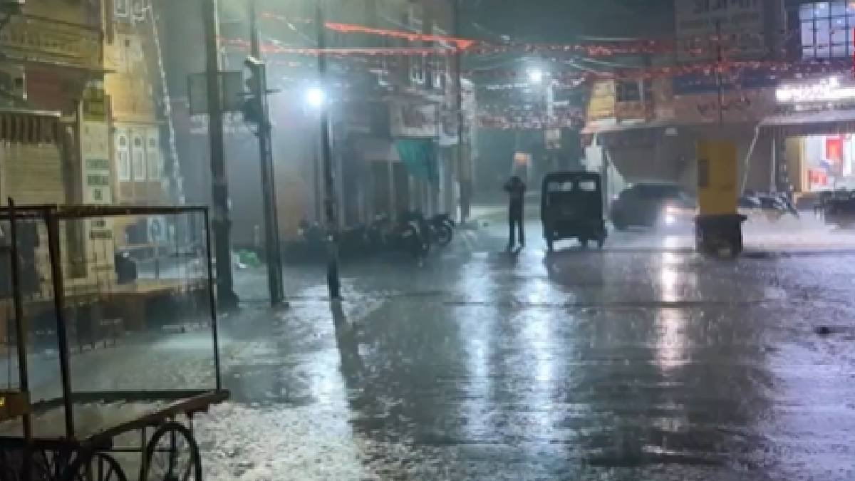 दिल्ली-राजस्थान में बारिश से बदला मौसम, यूपी समेत कई राज्यों में ओलावृष्टि का अलर्ट, 60 किमी की रफ्तार से चलेंगी हवाएं