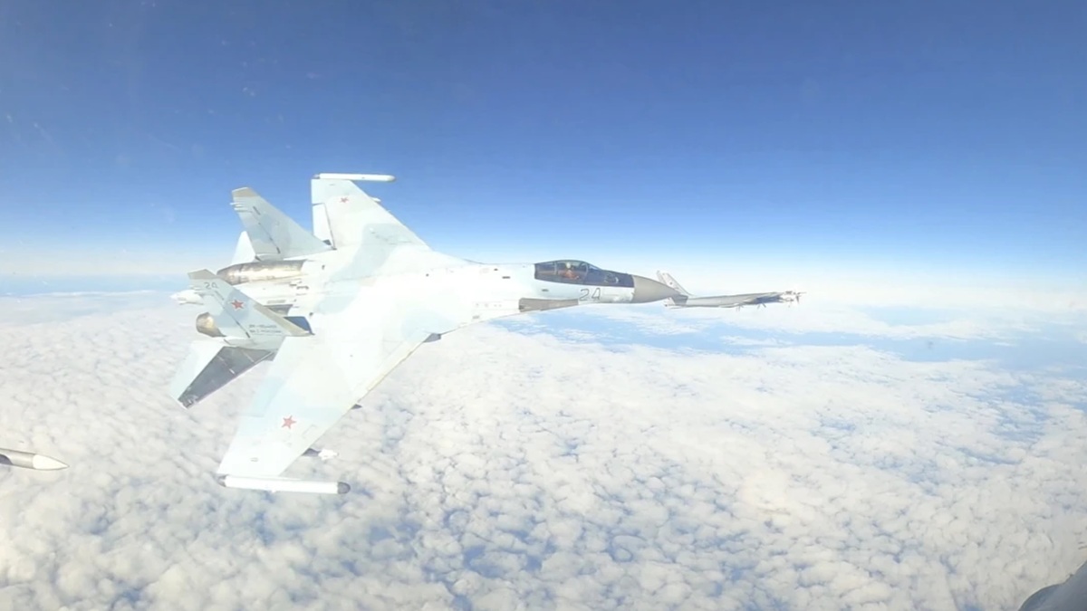 क्रीमिया में क्रैश हुआ रूस का सुखोई-30 लड़ाकू विमान, पायलट सुरक्षित