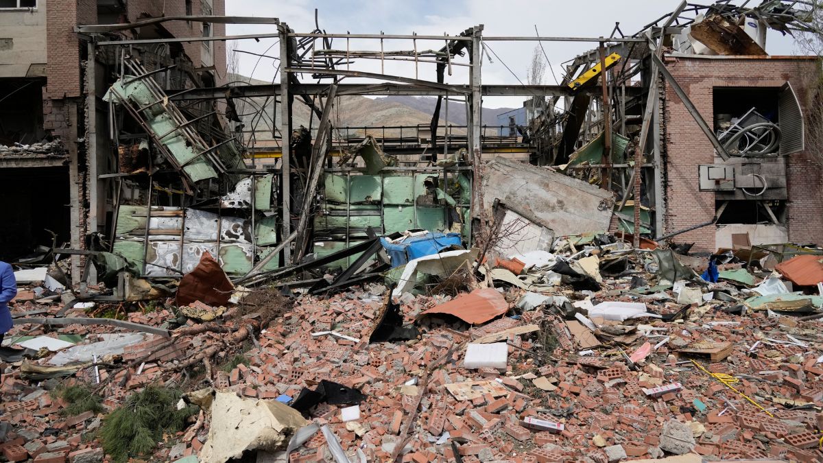 Iran US War Live Updates: ईरान ने कुवैत के इंफ्रास्ट्रक्चर को बनाया निशाना, पावर और वाटर डिसेलिनेशन प्लांट तबाह