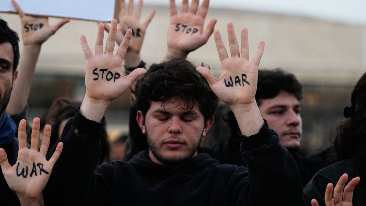 Israel US Iran War: ईरान युद्ध के चलते तेल-गैस ही नहीं, अब कई देशों में दवाओं और खाद्य पदार्थों की भारी किल्लत