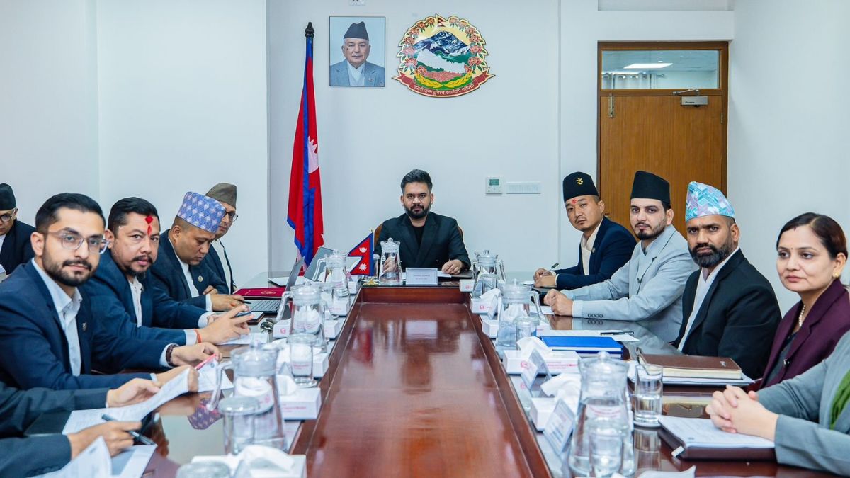          Israel US Iran War: नेपाल में पेट्रोलियम की भारी कमी, सरकार ने घोषित की हर हफ्ते 2 दिन की छुट्टी          