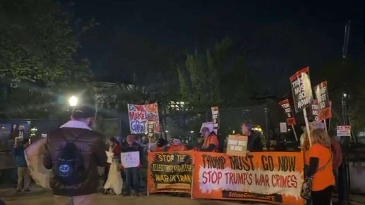 अमेरिका-ईरान सीजफायर ऐलान के बाद बढ़ी हलचल, व्हाइट हाउस घेरने पहुंचे प्रदर्शनकारी