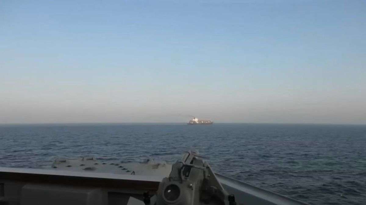 Iran US War: अमेरिकी सेंट्रल कमांड ने जारी किया अरब सागर में ईरान की कार्गो शिप को सीज करने वाला VIDEO, टूटा सीजफायर