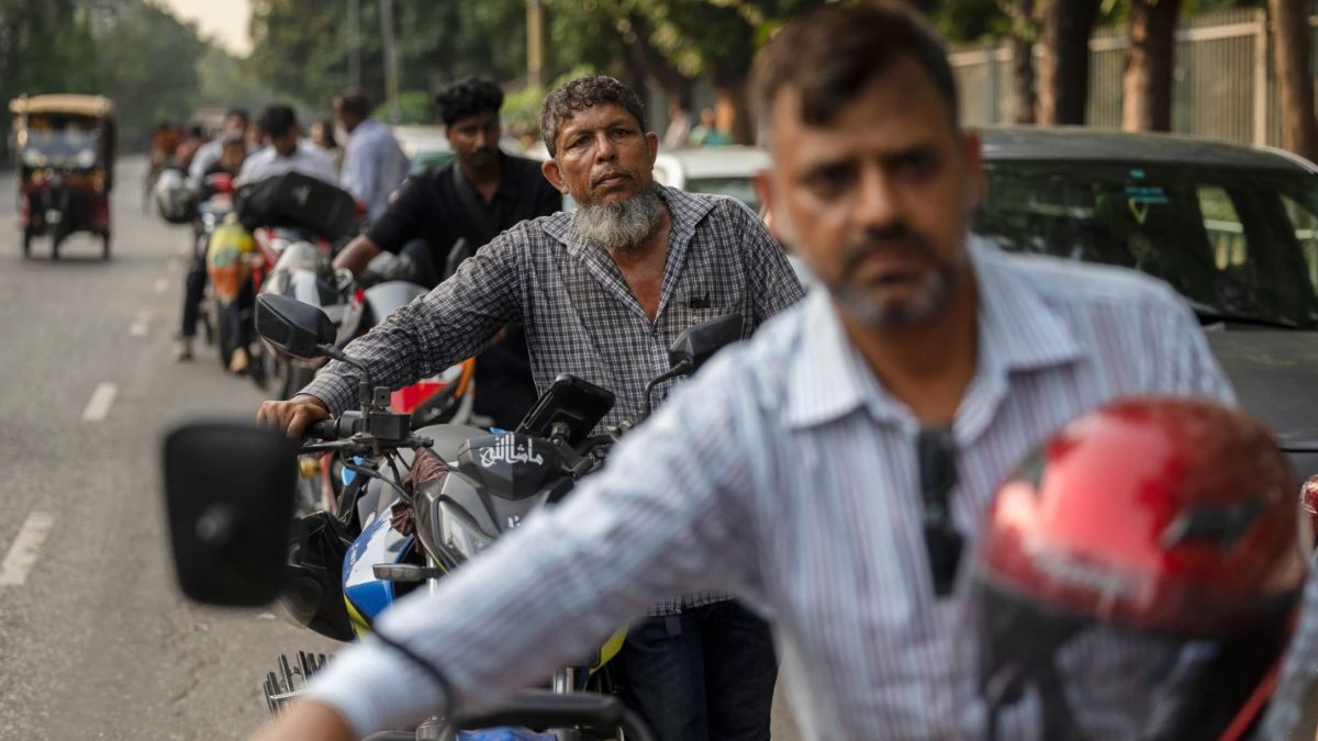          ईरान की जंग से पतली बांग्लादेश का हालत! इंडस्ट्री को झटका लगने से गिरी ग्रोथ, आंकड़ों से समझिए पड़ोसी का संकट          