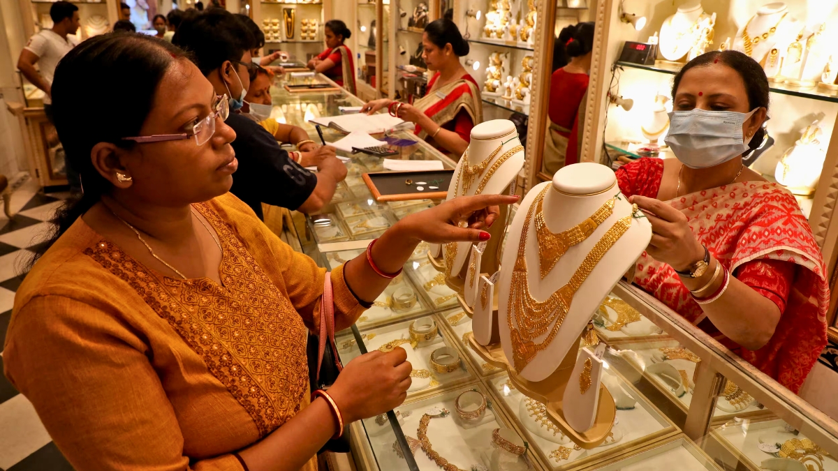 Gold Buying Surge: ज्वेलरी शॉप्स पर उमड़ी भीड़, महंगा होने और नए नियमों के डर से बढ़ा गोल्ड खरीदने का क्रेज