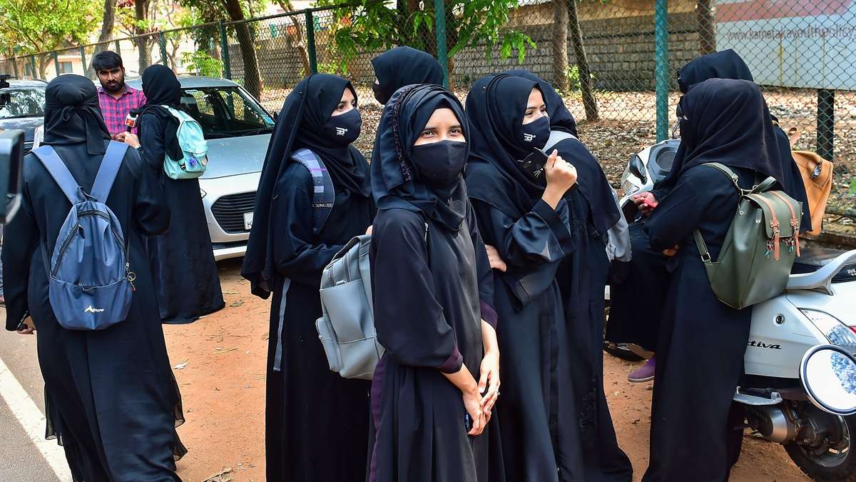 कर्नाटक के स्कूलों में अब हिजाब, पगड़ी, जनेऊ और रुद्राक्ष पहनने पर रोक नहीं; सिद्धारमैया सरकार का बड़ा फैसला