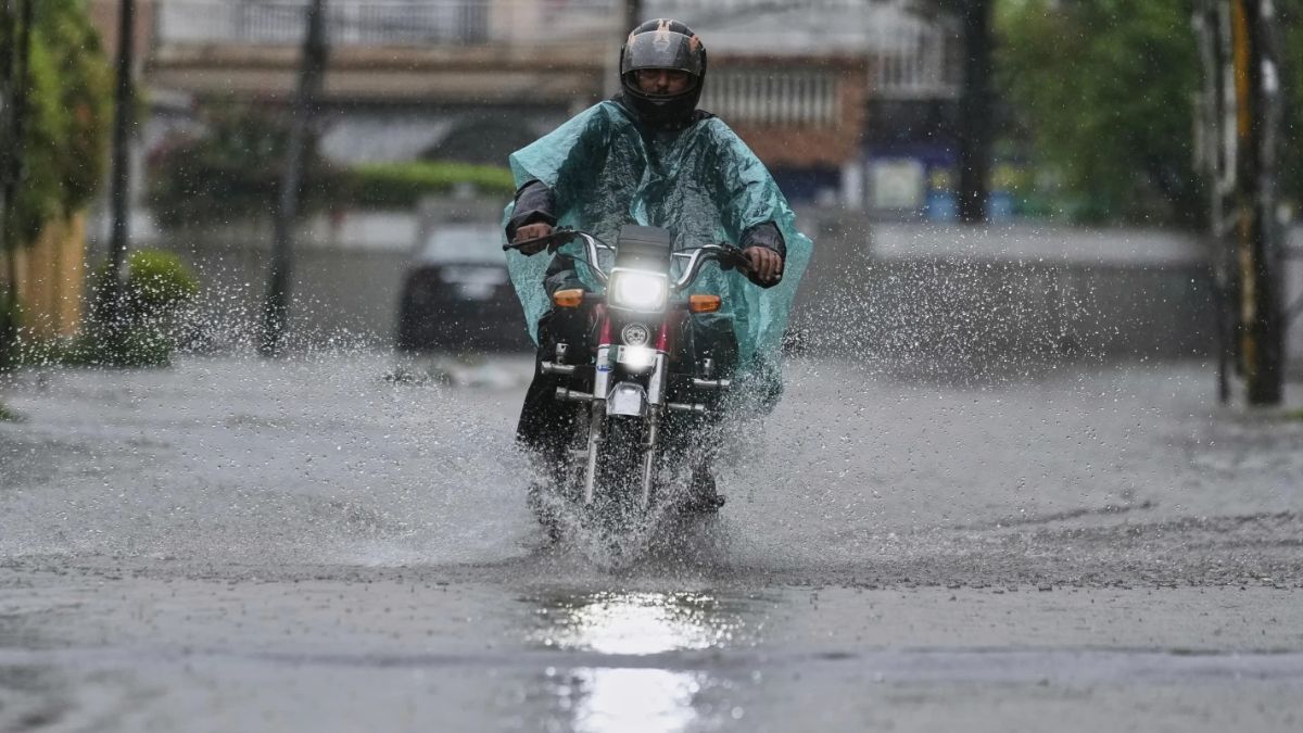Weather Report Today: फिर बदला मौसम का मिजाज, बारिश और आंधी का अलर्ट; जानें जयपुर से दिल्ली और लखनऊ-पटना तक आज कैसी रहेगी आबोहवा