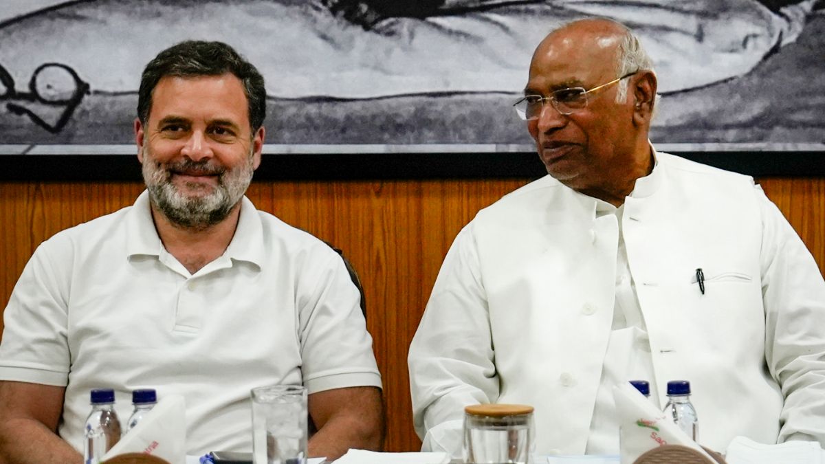          केरल के मुख्यमंत्री की कुर्सी पर कौन बैठेगा? जानें कांग्रेस में किन 3 नामों पर हो रही चर्चा          
