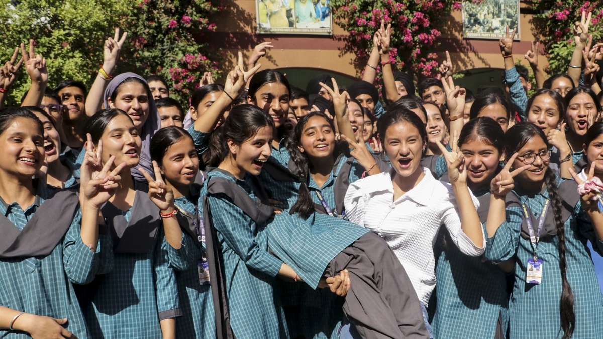 दिल्ली के स्कूलों में गर्मी की छुट्टियों का ऐलान, 10वीं-12वीं के छात्रों के लिए एक्सट्रा क्लास लगेंगी