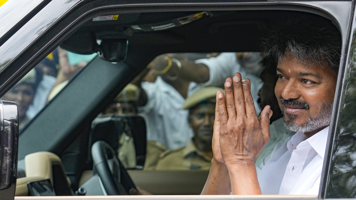          इन तीन पार्टियों के हाथों में थलापति विजय की TVK का भविष्य, DMK-AIADMK गठबंधन पर क्या है चर्चा? यहां जानें          