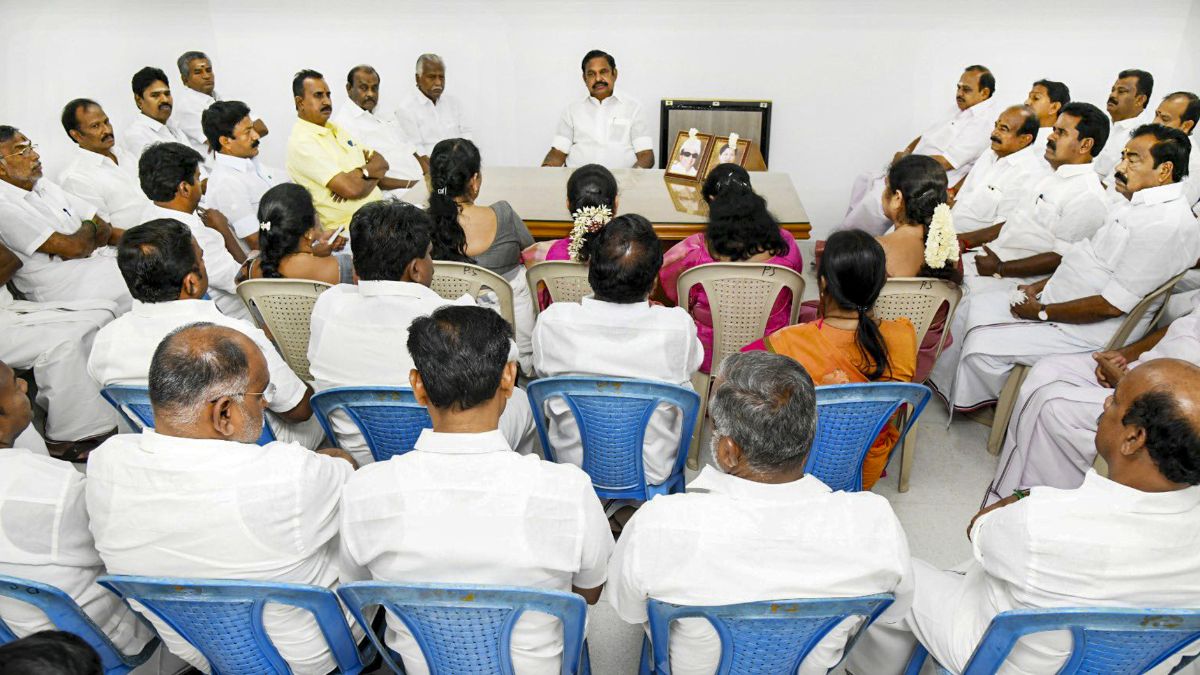          तमिलनाडु में विजय सरकार के विश्वासमत से पहले AIADMK में बगावत, पार्टी ने जारी किया व्हिप, एक्शन की चेतावनी          