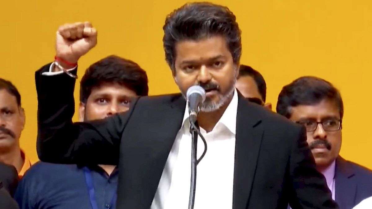          CM बनते ही एक्शन में एक्टर विजय, फ्री बिजली, महिला सुरक्षा और ड्रग तस्करी से जुड़े 3 आदेशों पर किए साइन          