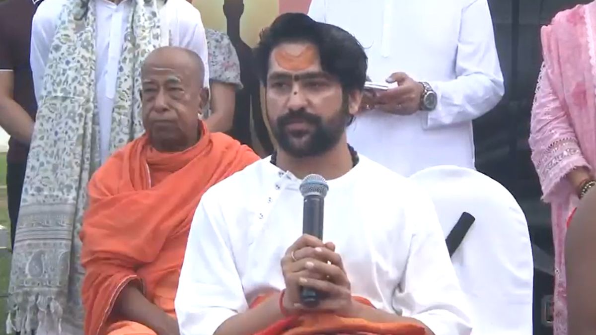 बागेश्वर धाम के पीठाधीश्वर धीरेंद्र शास्त्री पहुंचे श्रीलंका, 'वसुधैव कुटुंबकम्' और विश्व बंधुत्व की कामना के साथ दिया योग का संदेश