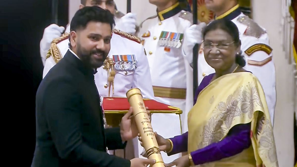 VIDEO: रोहित शर्मा को मिला पद्म श्री अवॉर्ड, राष्ट्रपति ने किया सम्मानित