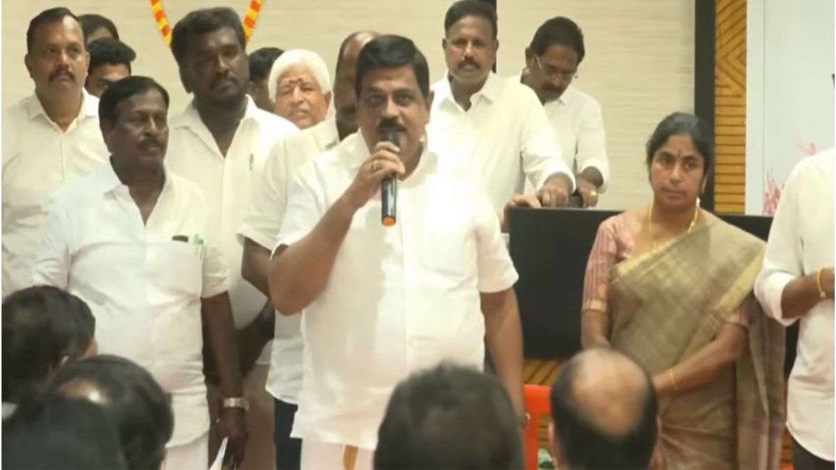 तमिलनाडु में AIADMK को बड़ा झटका, पूर्व मंत्री सहित 300 से अधिक नेता TVK में शामिल