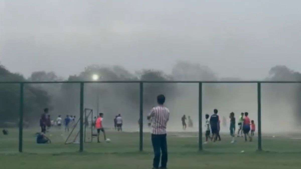 Weather News: दिल्ली-NCR में बदला मौसम, यूपी में आंधी ने मचाई तबाही; जानें कहां तक पहुंचा मानसून