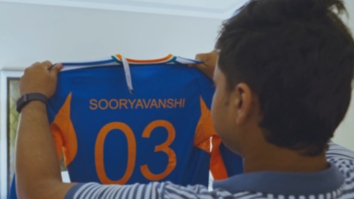 टीम इंडिया की जर्सी मिलते ही इमोशनल हुए वैभव सूर्यवंशी, रघु के पैर छूकर लिया आशीर्वाद, BCCI ने शेयर किया VIDEO