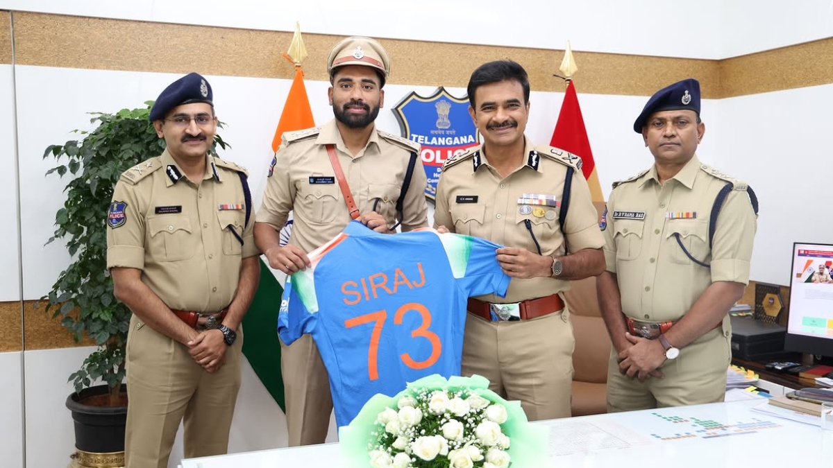 टीम इंडिया से बाहर चल रहे DSP मोहम्मद सिराज ने तेलंगाना DGP से की मुलाकात