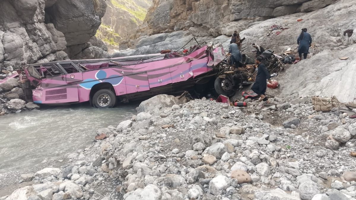 पाकिस्तान में बड़ा हादसा, खाई में गिरी यात्रियों से भरी बस; 40 लोगों की हुई मौत